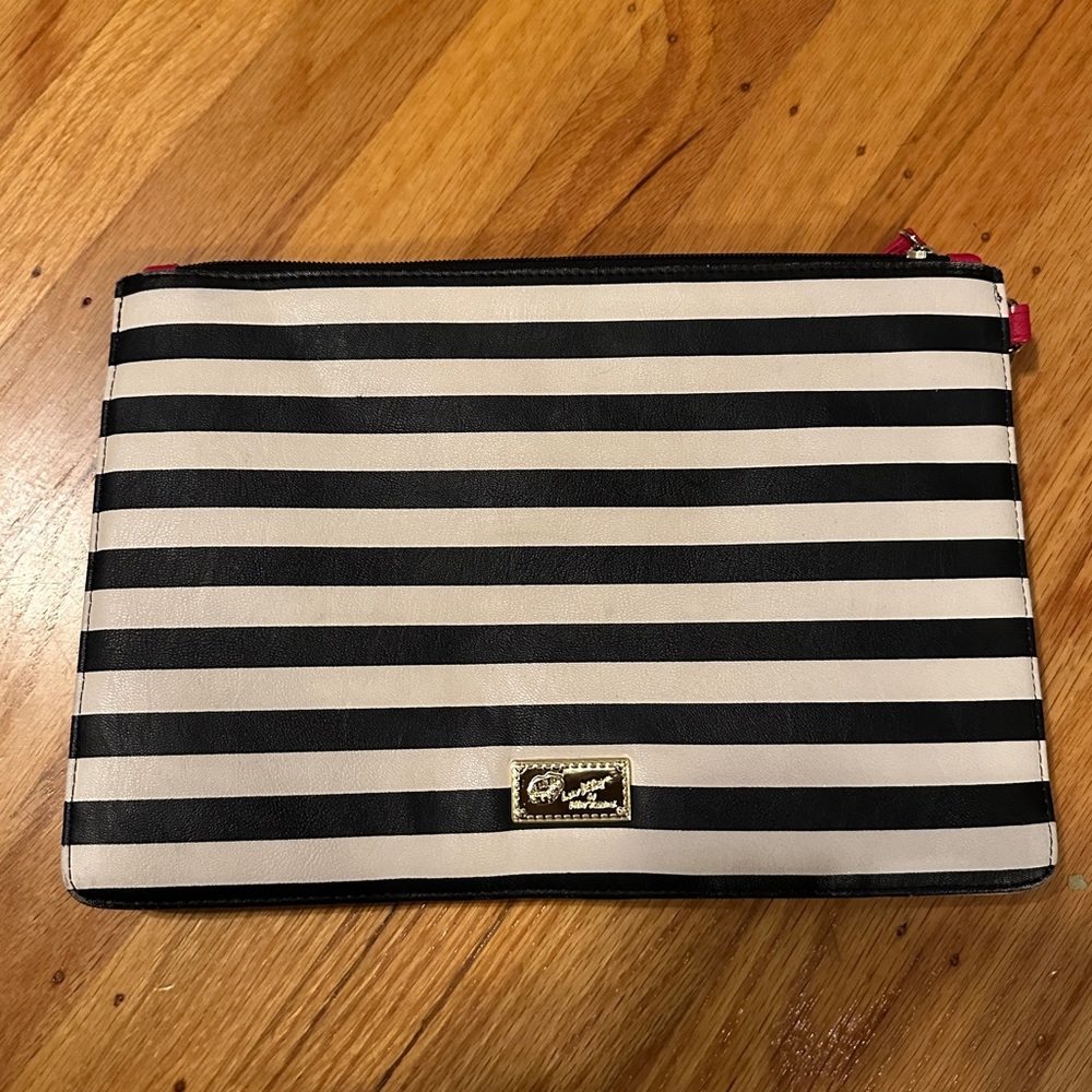 Betsey Johnson lip clutch with wristlet - Picture 2 of 6